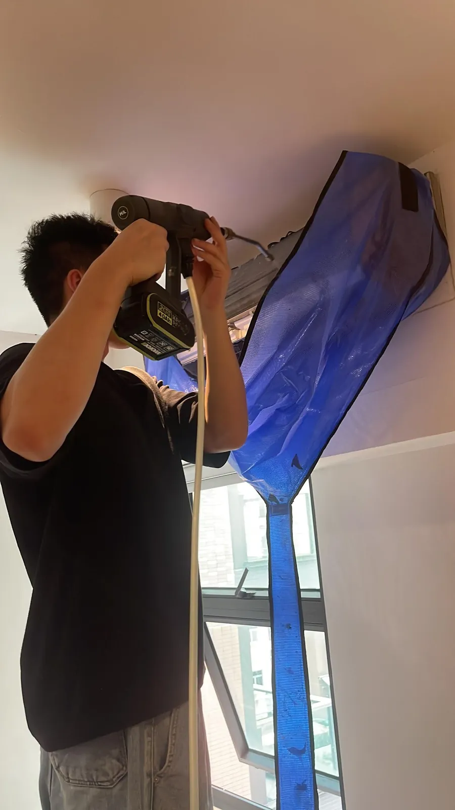 技術人員清洗分體式冷氣機